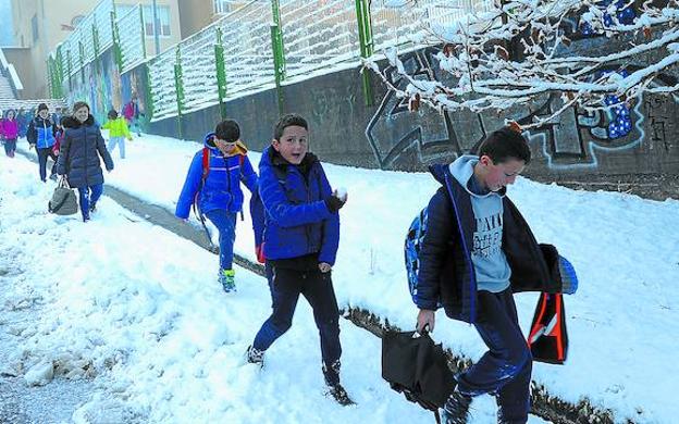 Los alumnos del colegio Juan Antonio Mogel de Eibar salen de clase camino de los autobuses después de que abrieran de nuevo la salida. 