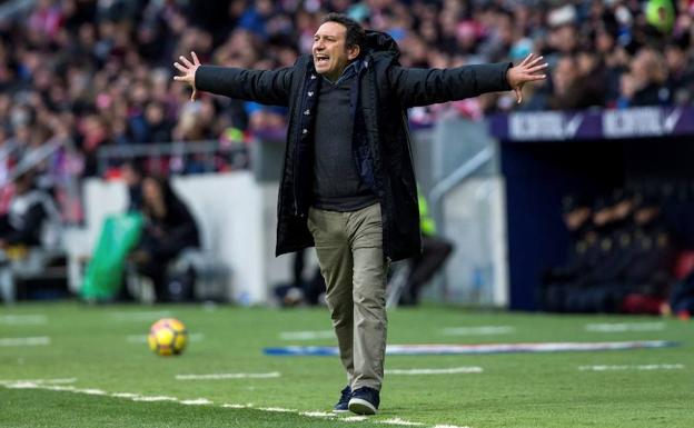 Eusebio Sacristán, da indicaciones a sus jugadores durante el partido ante el Atlético de Madrid. 