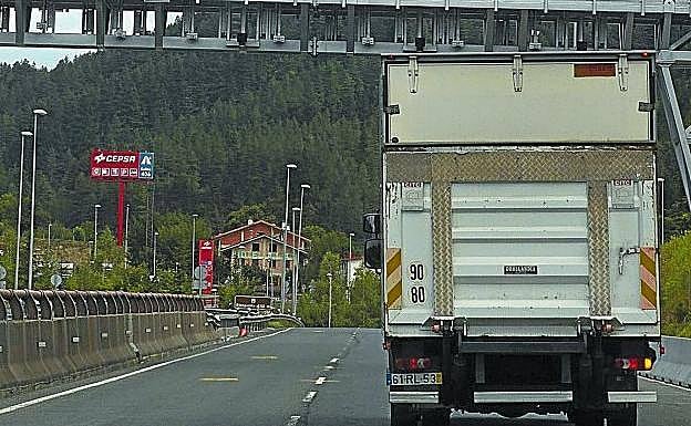 Un camión cruza bajo el arco de peaje de Etzegarate.