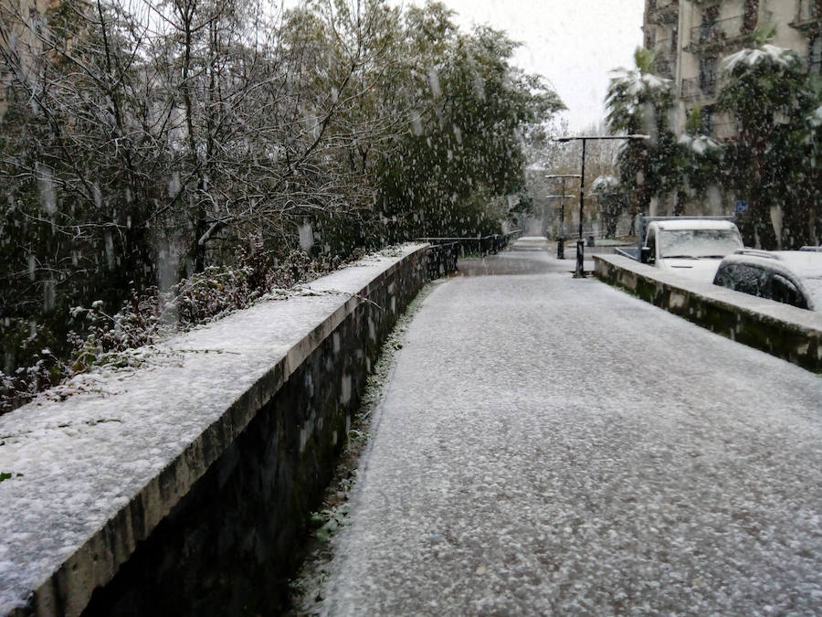 Los montes y calles de Urretxu y Zumarraga se encuentran cubiertas de nieve, lo que ha dificultado la circulación. 