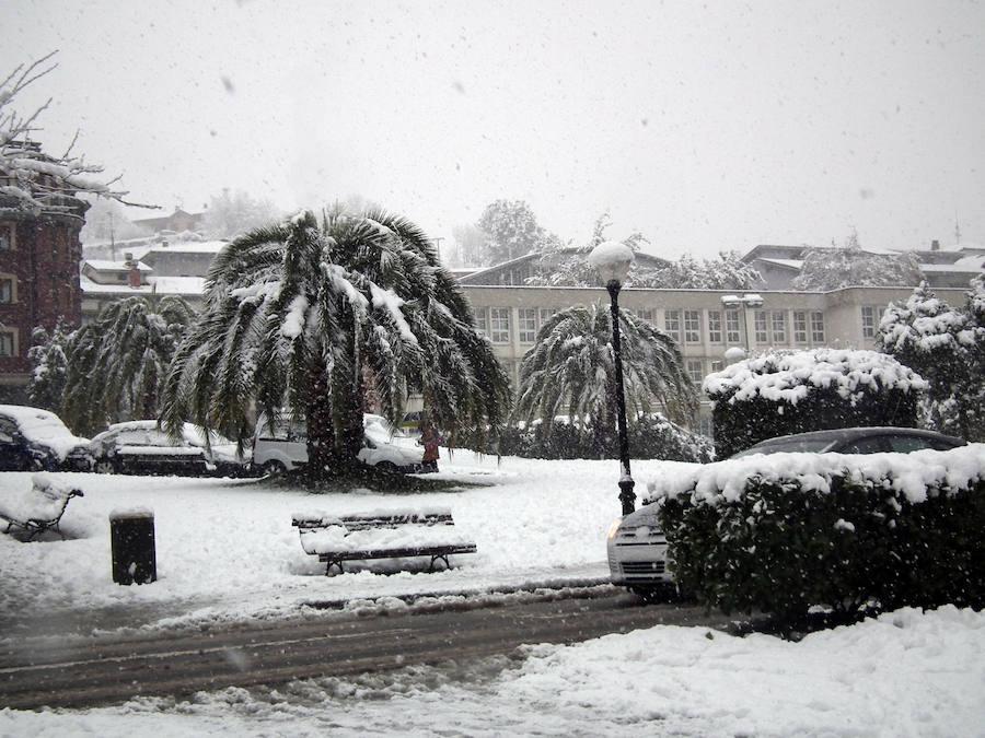 Los montes y calles de Urretxu y Zumarraga se encuentran cubiertas de nieve, lo que ha dificultado la circulación. 