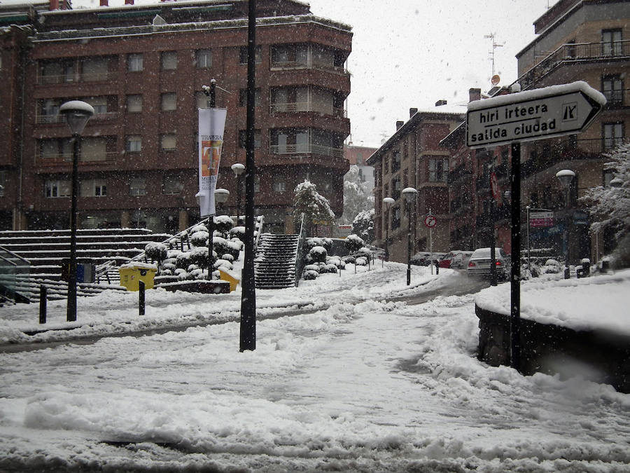 Los montes y calles de Urretxu y Zumarraga se encuentran cubiertas de nieve, lo que ha dificultado la circulación. 