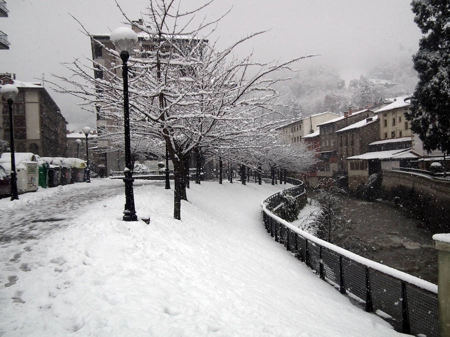 Los montes y calles de Urretxu y Zumarraga se encuentran cubiertas de nieve, lo que ha dificultado la circulación. 