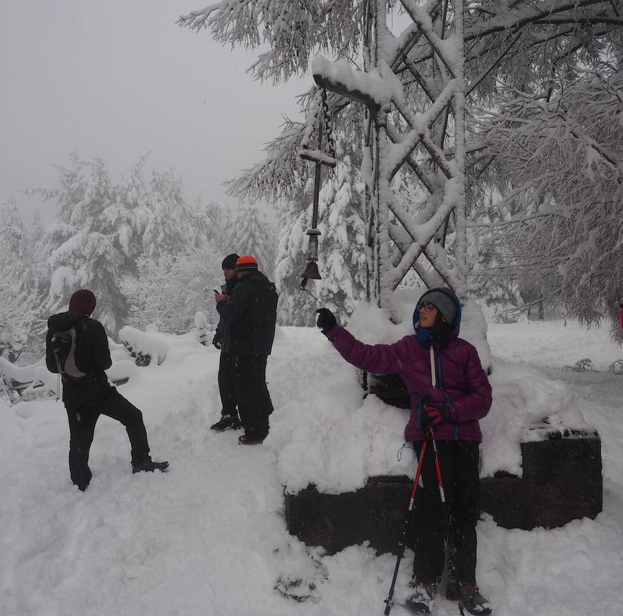 Los montes y calles de Urretxu y Zumarraga se encuentran cubiertas de nieve, lo que ha dificultado la circulación. 