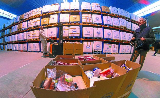 Cientos de palés ocupan ya las estanterías de los almacenes del Banco de Alimentos, gracias a la solidaridad de los guipuzcoanos.