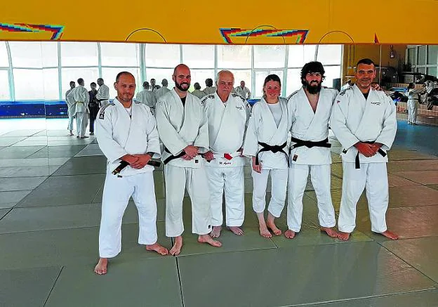 Judocas del Kalamua que tomaron parte en los exámenes de cinturón negro de defensa personal. 