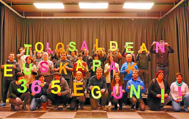 Representantes de las 28 localidades de Tolosaldea, en la presentación de la foto que se realizará hoy.