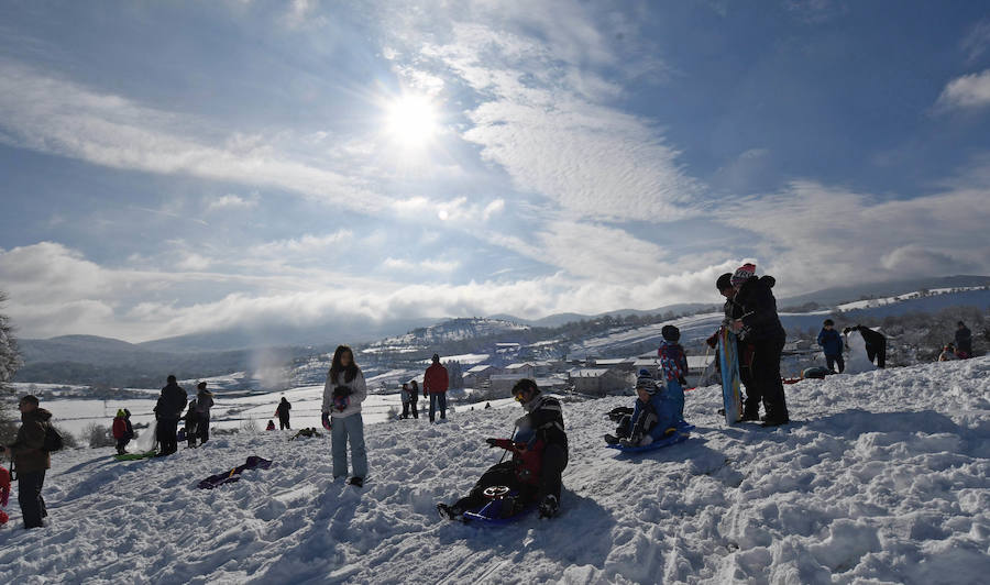La nieve ha dejado este domingo bellas estampas invernales y familiares en la zona de Aralar, Baraibar y Lekunberri.
