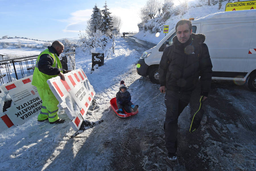 La nieve ha dejado este domingo bellas estampas invernales y familiares en la zona de Aralar, Baraibar y Lekunberri.