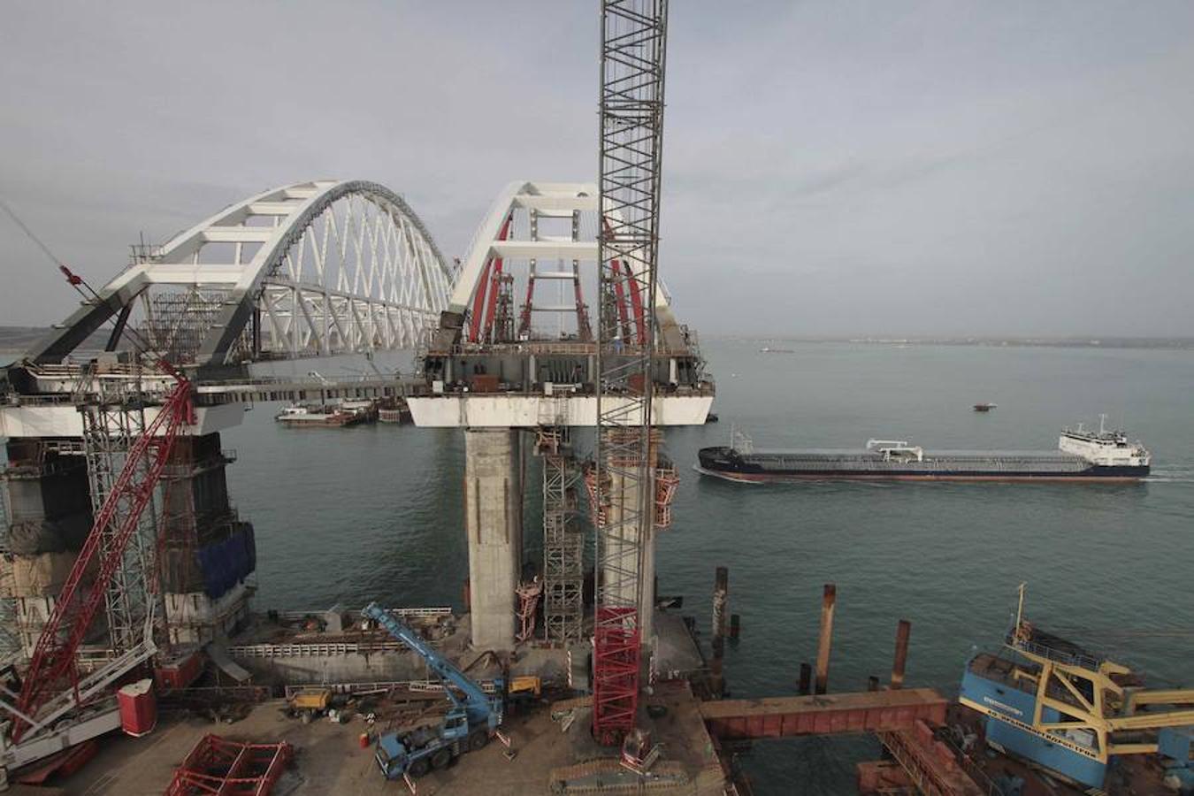  Con el objetivo ce conectar el continente ruso con la península de Crimea, así se están llevando a cabo las obras de un puente de carretera en el estrecho de Kerch (Crimea)