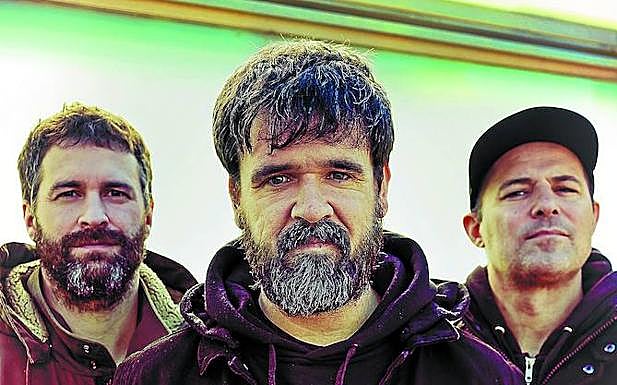 Berri Txarrak son David González, Gorka Urbizu y el autor de esta foto promocional.