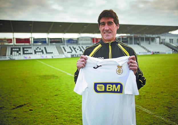 José Luis Ribera, nuevo técnico unionista, posa ayer en Gal con la camiseta del equipo.