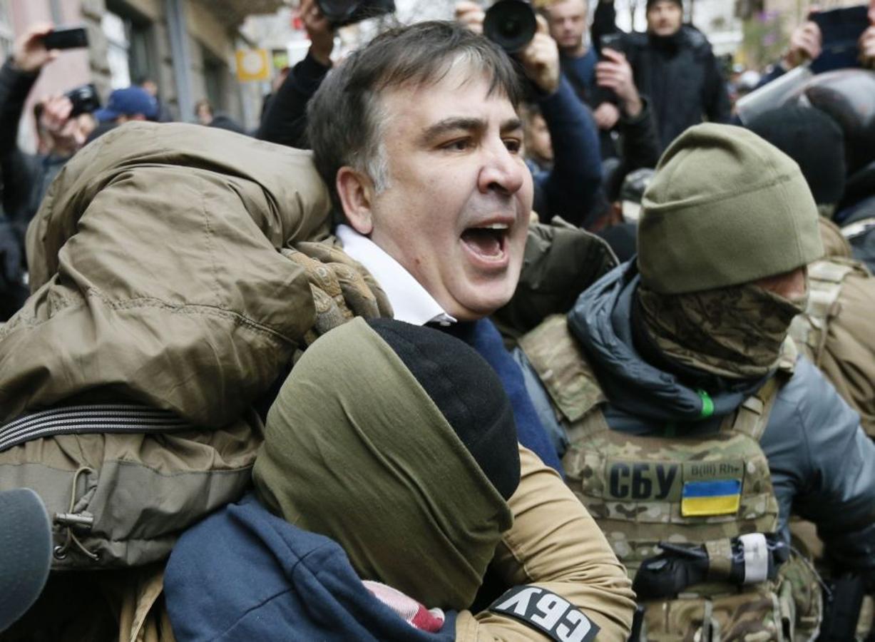 Saakashvili fue arrestado horas después de que la policía irrumpiera en su domicilio tras detener este lunes a varios altos cargos de su partido. Según uno de sus abogados, «es sospechoso de intentar derrocar al Gobierno».