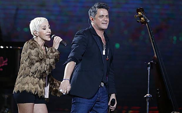 Ana Torroja (i) y Alejandro Sanz, en un concierto. 