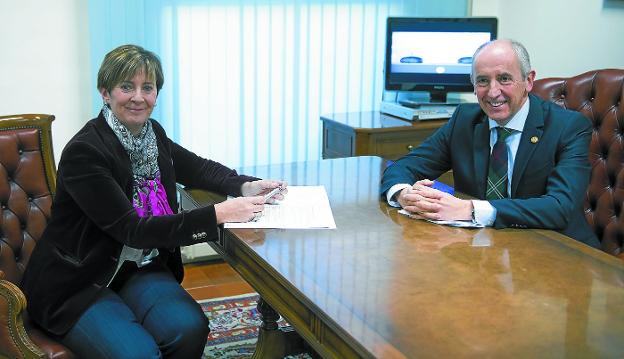 Los consejeros Arantza Tapia y Josu Erkoreka revisan unos documentos en Lehendakaritza tras el Consejo de Gobierno de ayer.