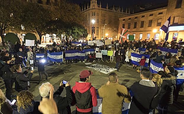 Un centenar de hondureños se han congregado esta tarde en San Sebastián.