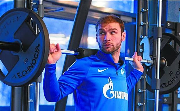 Los jugadores del Zenit de San Petersburgo se ejercitan en la última sesión preparatoria realizada ayer en tierras rusas antes de viajar hoy hasta San Sebastián. 