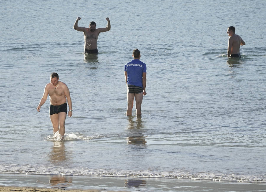 Varios hinchas del Zenit se han bañanado este miércoles en La Concha. Acostumbrados a que en San Petersburgo se encuentran estos días con temperaturas bajo cero seguro que el agua no les ha parecido tan fría.