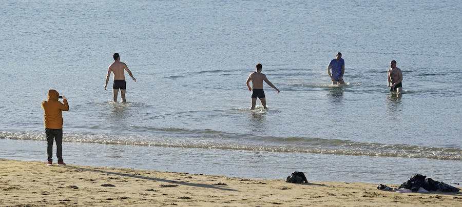 Varios hinchas del Zenit se han bañanado este miércoles en La Concha. Acostumbrados a que en San Petersburgo se encuentran estos días con temperaturas bajo cero seguro que el agua no les ha parecido tan fría.