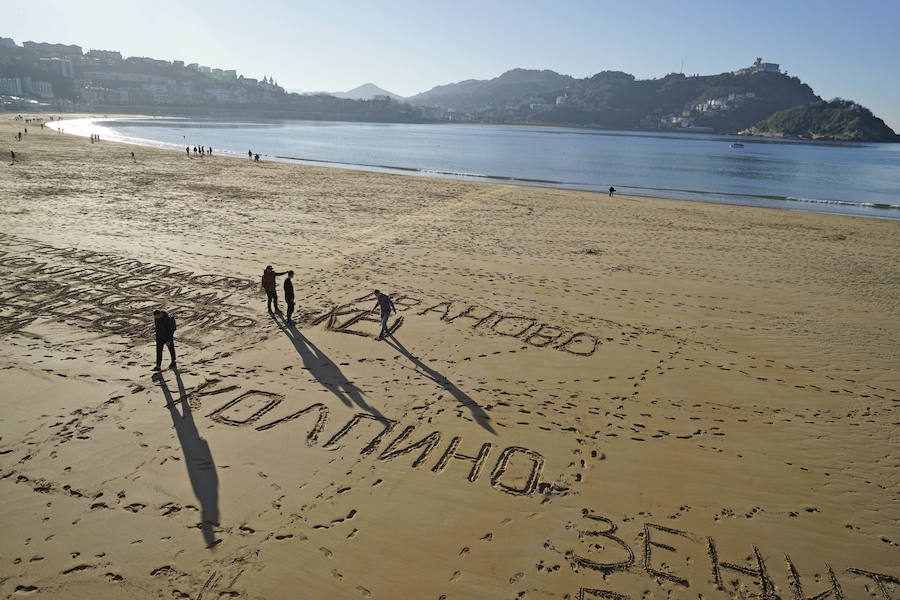 Varios hinchas del Zenit se han bañanado este miércoles en La Concha. Acostumbrados a que en San Petersburgo se encuentran estos días con temperaturas bajo cero seguro que el agua no les ha parecido tan fría.