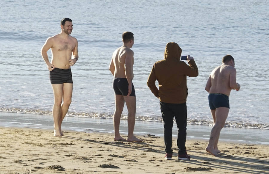 Varios hinchas del Zenit se han bañanado este miércoles en La Concha. Acostumbrados a que en San Petersburgo se encuentran estos días con temperaturas bajo cero seguro que el agua no les ha parecido tan fría.