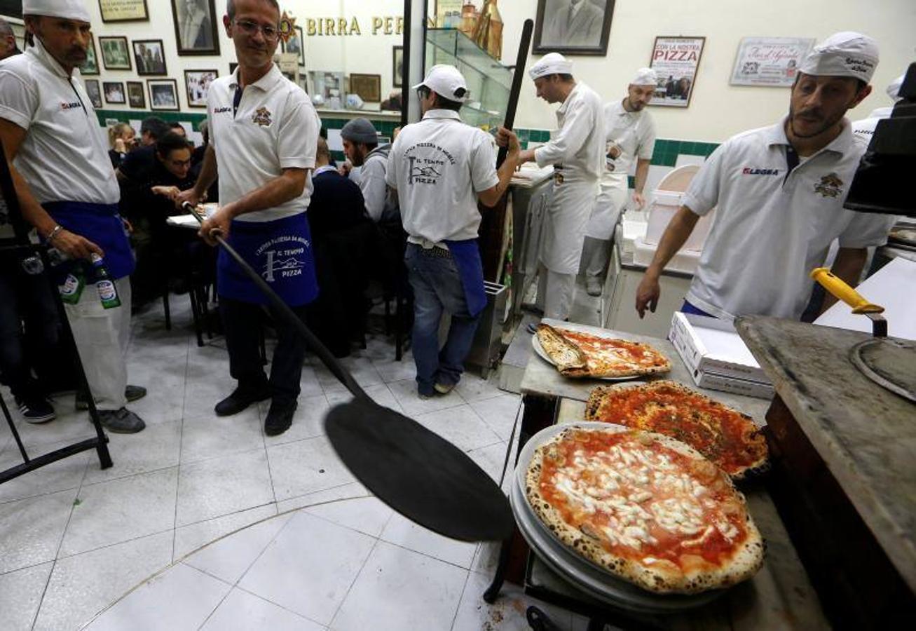 El arte de los pizzeros de Nápoles 'pizzaioli' ha sido reconocido como Patrimonio Cultural Inmaterial de la Humanidad por la Unesco, según anunció este jueves su Comité intergubernamental en la isla surcoreana de Jeju. 