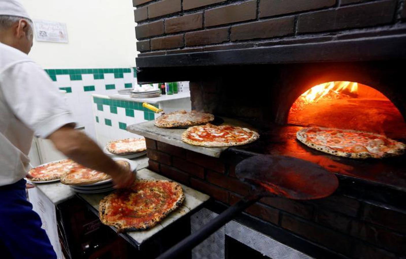 El arte de los pizzeros de Nápoles 'pizzaioli' ha sido reconocido como Patrimonio Cultural Inmaterial de la Humanidad por la Unesco, según anunció este jueves su Comité intergubernamental en la isla surcoreana de Jeju. 