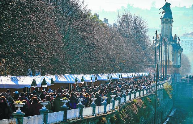 Cientos de personas se concentraron ayer paseando por el paseo de Francia, mientras disfrutaban del mercado de Navidad.