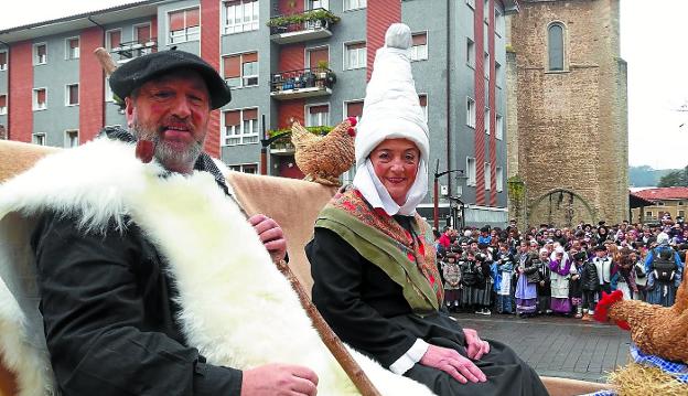 Olentzero y Mari Domingi. Hasta la reencarnación del 24 de diciembre están instalados en la entrada del Ayuntamiento.
