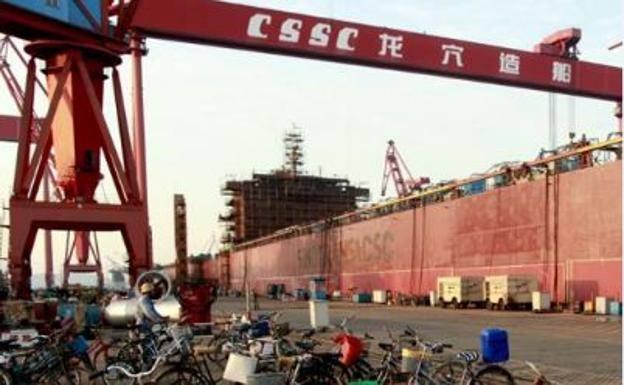 China lanza el primer buque de carga eléctrico del mundo, pero lo llena de carbón