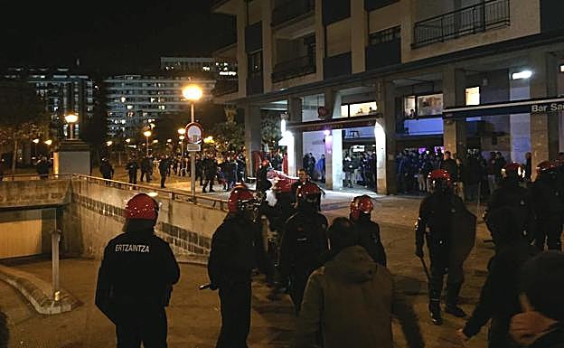 La Ertzaintza carga contra un grupo de ultras del Zenit en Amara