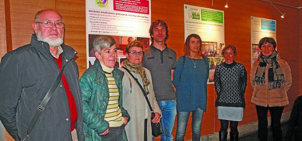 Representantes de las diferentes asociaciones solidarias y del Ayuntamiento durante la apertura de la exposición, en Sanagustin.
