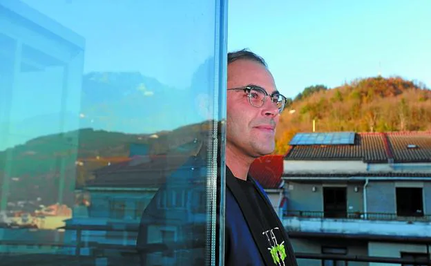Ion Fiz en la terraza del Museo, en la quinta planta de Portalea, en un descanso del montaje de la exposición abierta ayer.