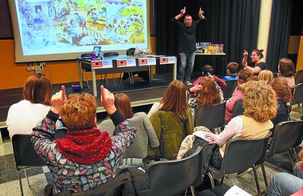 Gainditzen llevó a cabo una actividad con los niños, taller de juegos, cuentos en lengua de signos, concurso de dibujos... 