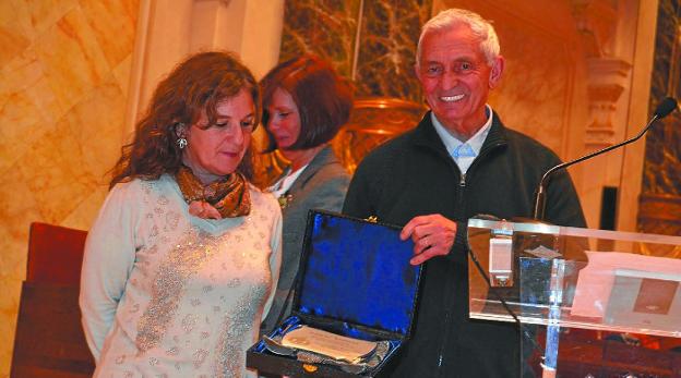 Placa. José Mari Bardají recibió una placa conmemorativa de la presidenta María Castillo.
