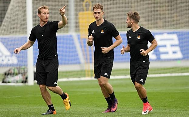Zurutuza, Januzaj y Kevin durante un entrenamiento en Zubieta. 