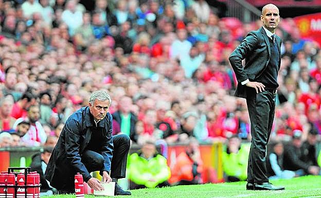 José Mourinho y Pep Guardiola, en Old Trafford.