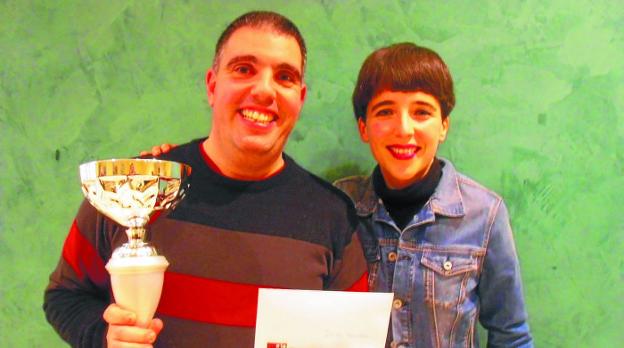 Iñigo Legorburu, junto a Miren Amuriza, obtuvo el segundo premio en la pasada edición del Certamen Bertsopaperak de San Andrés.