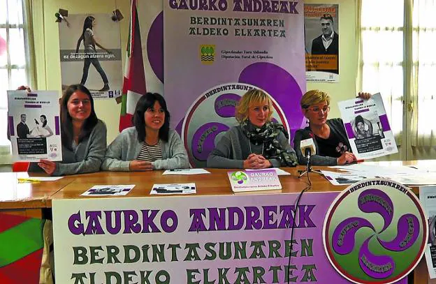 Ainhoa Ezeiza, Malen Garmendia, Irene Kastezubi e Itziar Gomez, en la sede de Gaurko Andreak.
