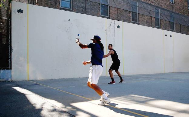 Dos jóvenes practican 'frontball' en una ciudad estadounidense. 