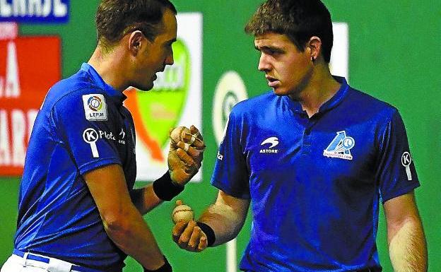 David Merino e Iker Irribarria cambian impresiones ayer en el Astelena de Eibar.