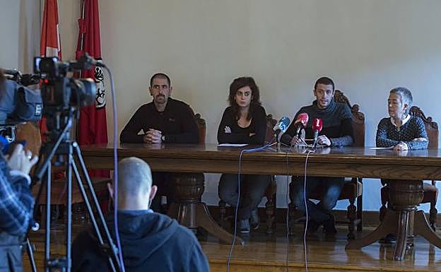 El alcalde de Elgeta, Iraitz Lazkano, explica el auto del juzgado de Bergara