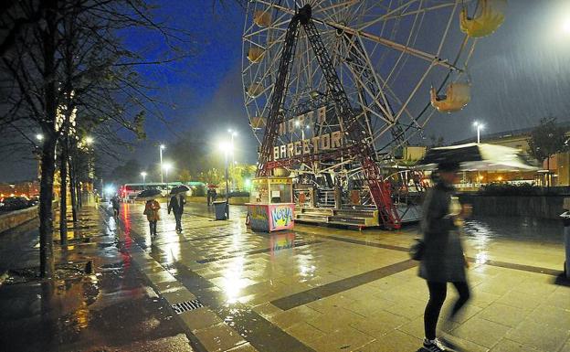 La noria que se levanta junto al mercado navideño de Donostia permaneció parada como medida de seguridad. 