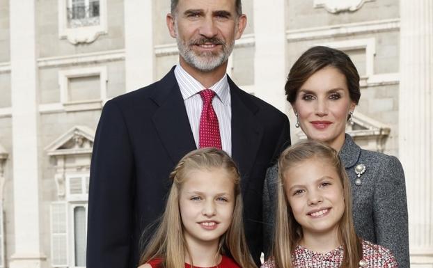 Los Reyes posan con sus hijas para felicitar la Navidad