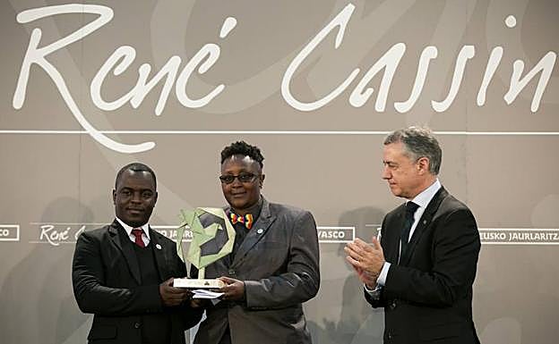 El lehendakari entrega el Premio René Cassin 2017 de Derechos Humanos a representantes de la organización Sexual Minorities Uganda-SMUG,