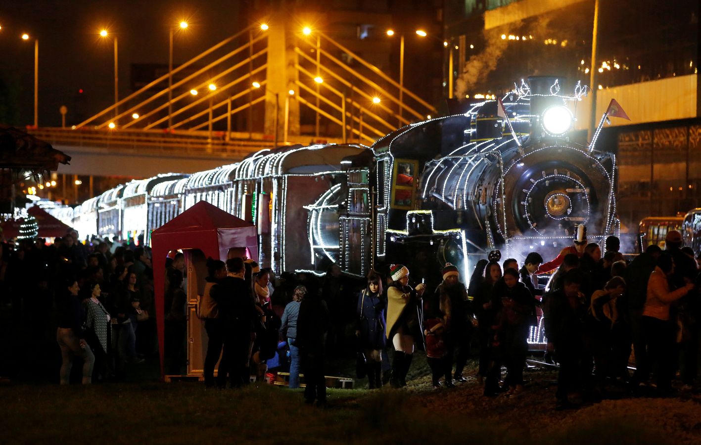 El tren turístico 'La Sabana' en Bogotá (Colombia) ya luce de Navidad