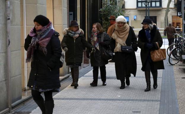 Un grupo de mujeres pasea abrigada en Donostia.