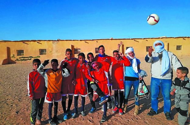 Grupo de niños saharauis con equipación enviada por el BKE
