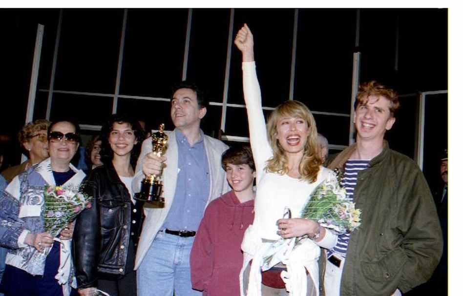 El joven reparto de 'Belle Epoque' celebrando el Premio Oscar (1994) junto a su director, Fernando Trueba.