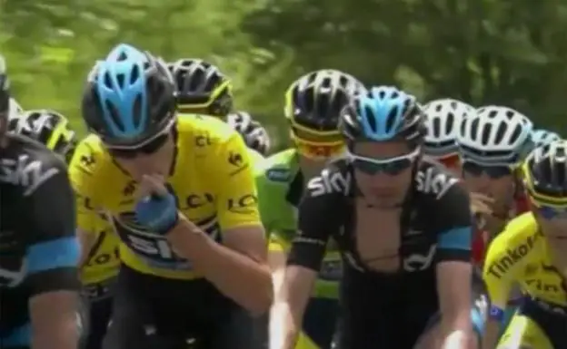 Froome captado por las cámaras del Tour de Francia 2014 mientras utiliza un inhalador. 